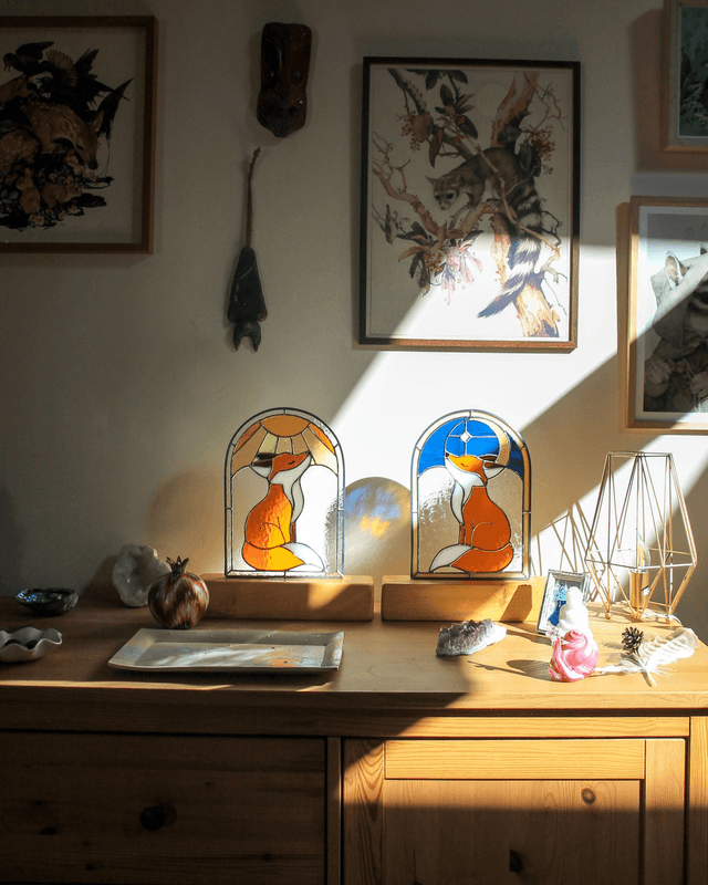 Orphée le renard qui rêve sous les rayons d’ambre