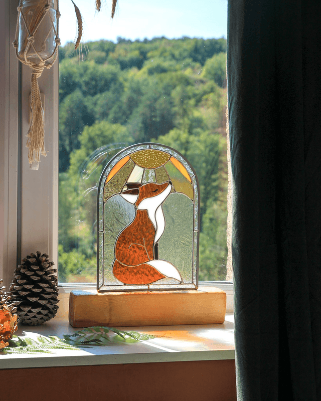 Orphée le renard qui rêve sous les rayons d’ambre