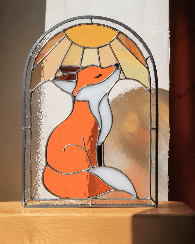 Orphée le renard qui rêve sous les rayons d’ambre