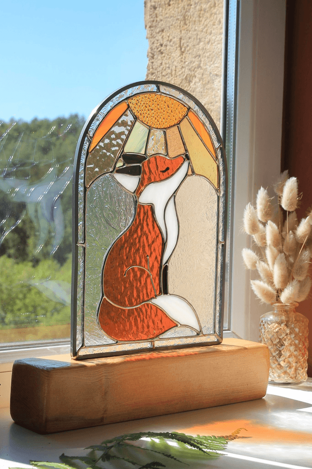 Orphée le renard qui rêve sous les rayons d’ambre
