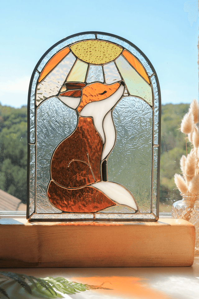 Orphée le renard qui rêve sous les rayons d’ambre
